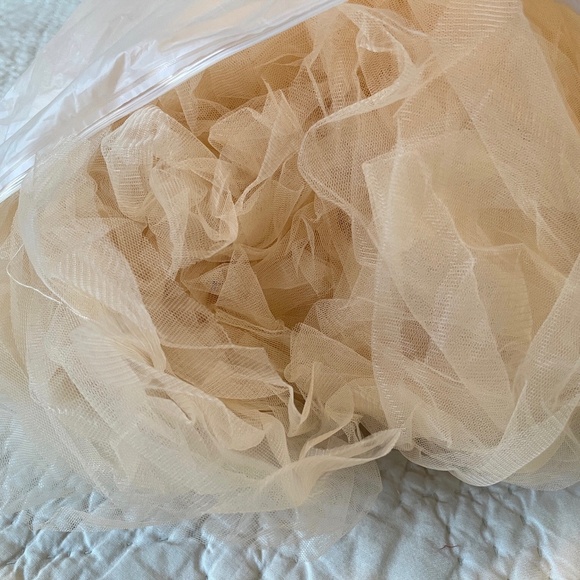 Tulle Maternity Photoshoot Gown - Champagne - Picture 3 of 9